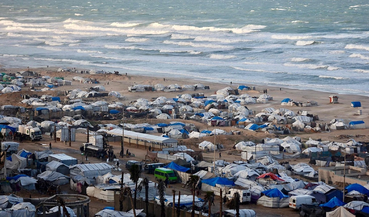 Des tentes sur la plage de Gaza abritent des milliers de Palestiniens déplacés sous la pluie et le froid