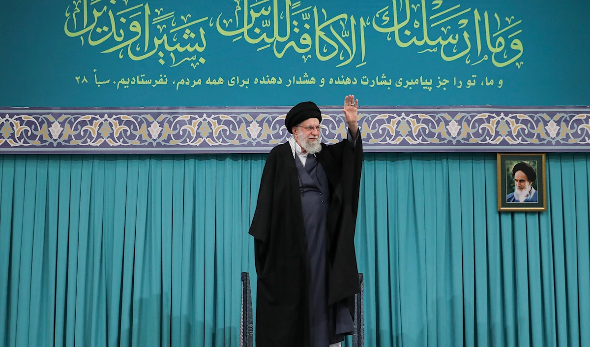 Le Conseil suprême de la sécurité nationale iranien a annoncé, à l’aube de ce dimanche, la mort en martyr du guide suprême de la Révolution islamique d’Iran, Ali Khamenei. Dans un communiqué, le Conseil a affirmé que la disparition du guide Ali Khamenei constituerait le point de départ d’un grand soulèvement contre les tyrans du monde. Selon l’agence de presse iranienne Fars, Ali Khamenei a été tué dans son bureau alors qu’il était en fonction, au cours de la matinée de samedi, à la suite d’une attaque américano-israélienne contre la République islamique. Dans sa première réaction à l’annonce de sa mort, le Corps des gardiens de la Révolution islamique a déclaré que la riposte contre les responsables de l’assassinat du dirigeant Khamenei serait écrasante et décisive. De son côté, le gouvernement iranien a décrété un deuil national de quarante jours sur l’ensemble du territoire et la fermeture des administrations publiques pendant sept jours. Les États-Unis et Israël ont lancé, samedi matin, de vastes frappes contre l’Iran, visant plusieurs régions du pays. Des médias ont indiqué que ces attaques ont été menées conjointement par Washington et Tel-Aviv, après plusieurs mois de coordination. Le ministère iranien des Affaires étrangères a également publié un communiqué affirmant que les États-Unis et Israël ont mené des frappes contre des sites militaires et civils ainsi que contre des infrastructures défensives dans plusieurs villes iraniennes, qualifiant ces actions de violation flagrante de la souveraineté et de l’intégrité territoriale du pays.